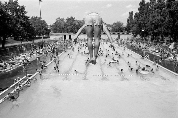 Plongeon à la piscine du parc Laurier un jour de canicule en juillet 1985. Quartier du Plateau Mont-Royal.