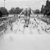 Plongeon à la piscine du parc Laurier un jour de canicule en juillet 1985. Quartier du Plateau Mont-Royal.